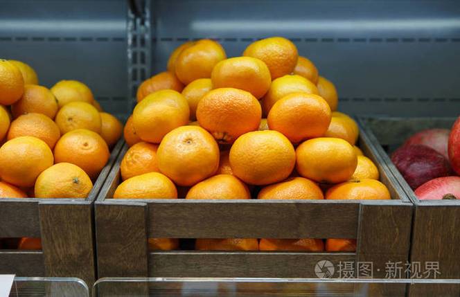 在杂货店水果部的超市里出售新鲜的成熟水果.天然健康食品成分